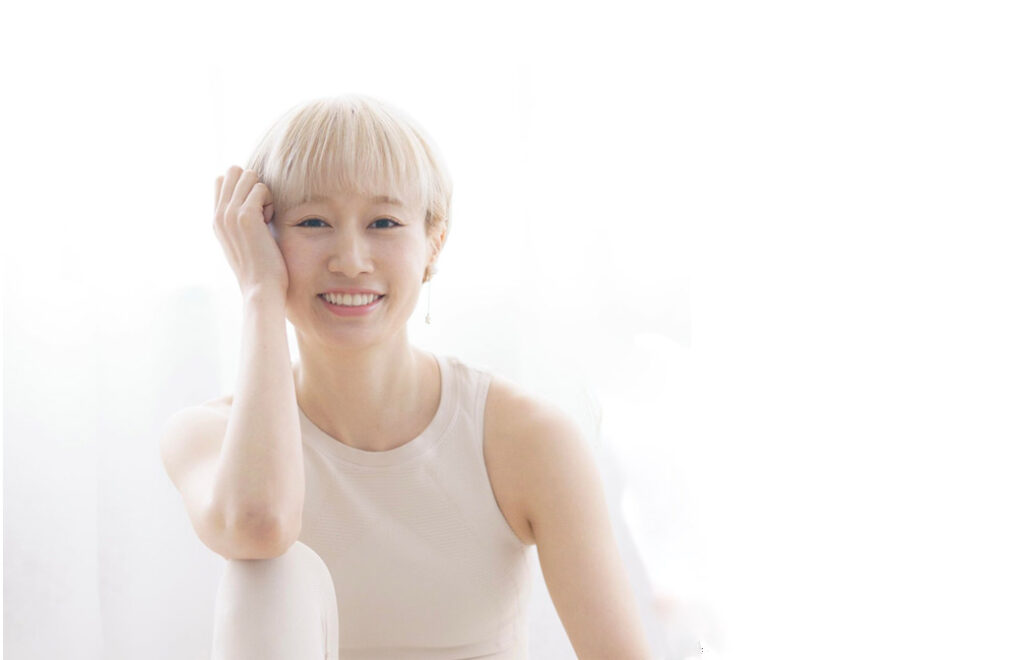 銀髪で笑顔、白のウェアの高橋エマ先生ema_01