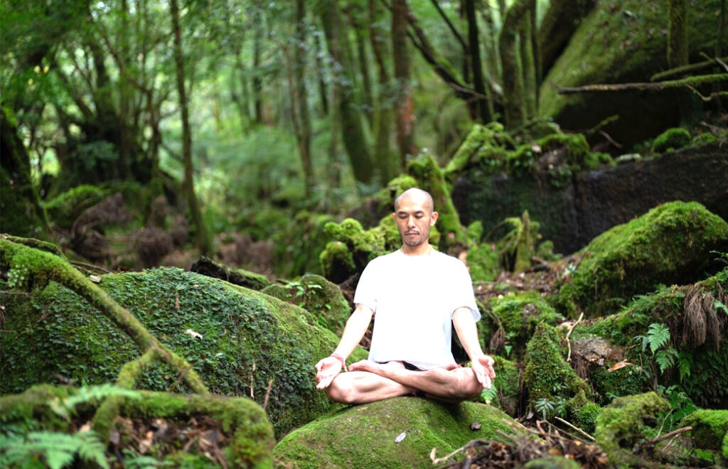 森の中で瞑想をする佐藤ゴウ先生